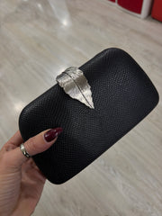 Pochette nera, piuma