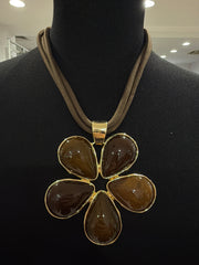 Collana fiore marrone