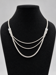 Collana strass tre fili su busto nero